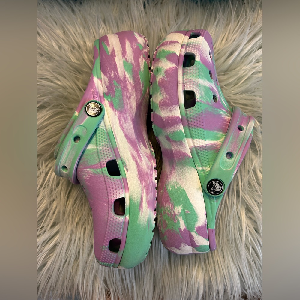 CLASSIC PLATFORM CROCS//marble green+purple//women’s 8 (classic comfort)